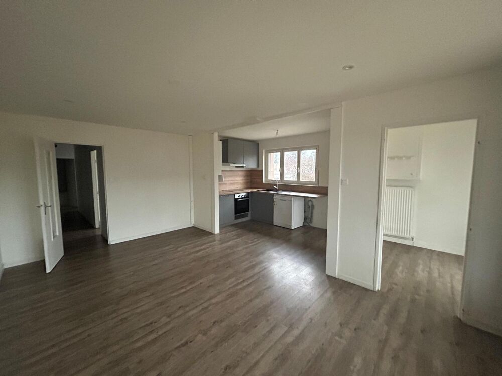 À louer appartement 4 pièces situé au premier et dernier....