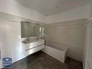  Appartement à louer 3 pièces 76 m²