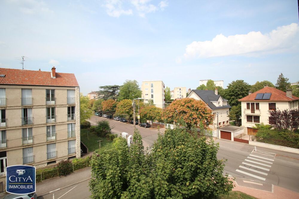 L'appartement se trouve au deuxième étage d'un immeuble ....
