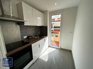 Appartement à louer 2 pièces 42 m² Antibes