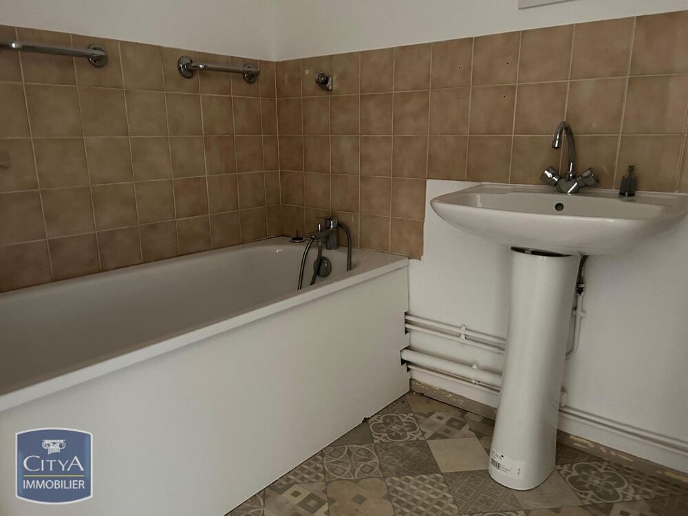 Au premier étage, un appartement comprenant une entrée, ....