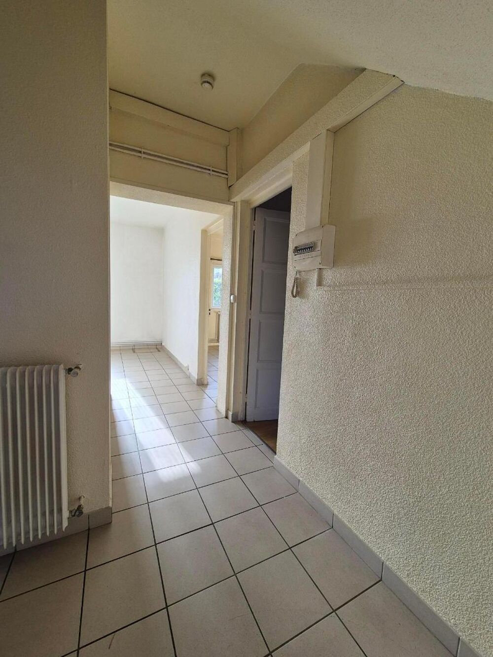 Situé dans une rue calme , nous vous proposons à la loca....