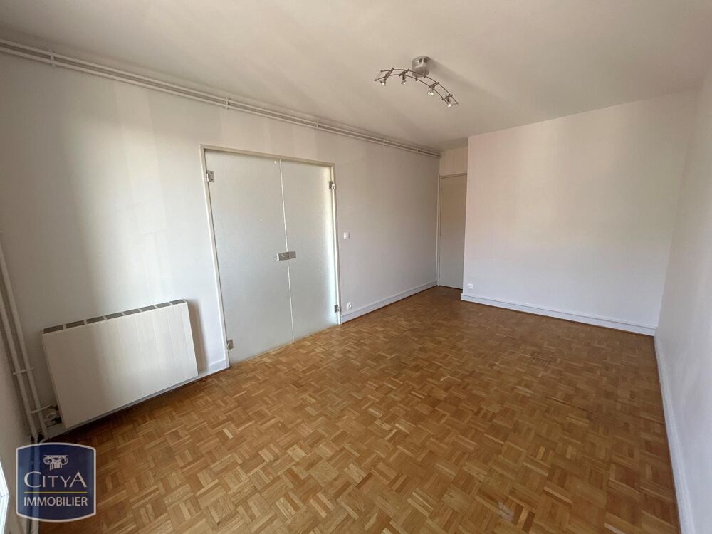 Appartement T5 situé à Guéret (23). Ce bien spacieux off....