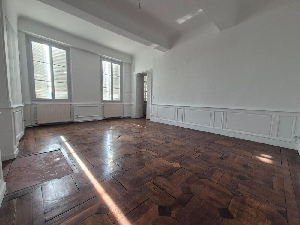 Appartement T5 situé Place Saint Etienne à MACON, compre....