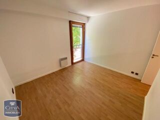 Appartement à louer 3 pièces 77 m²