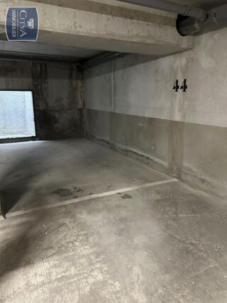  Parking / Garage à louer 