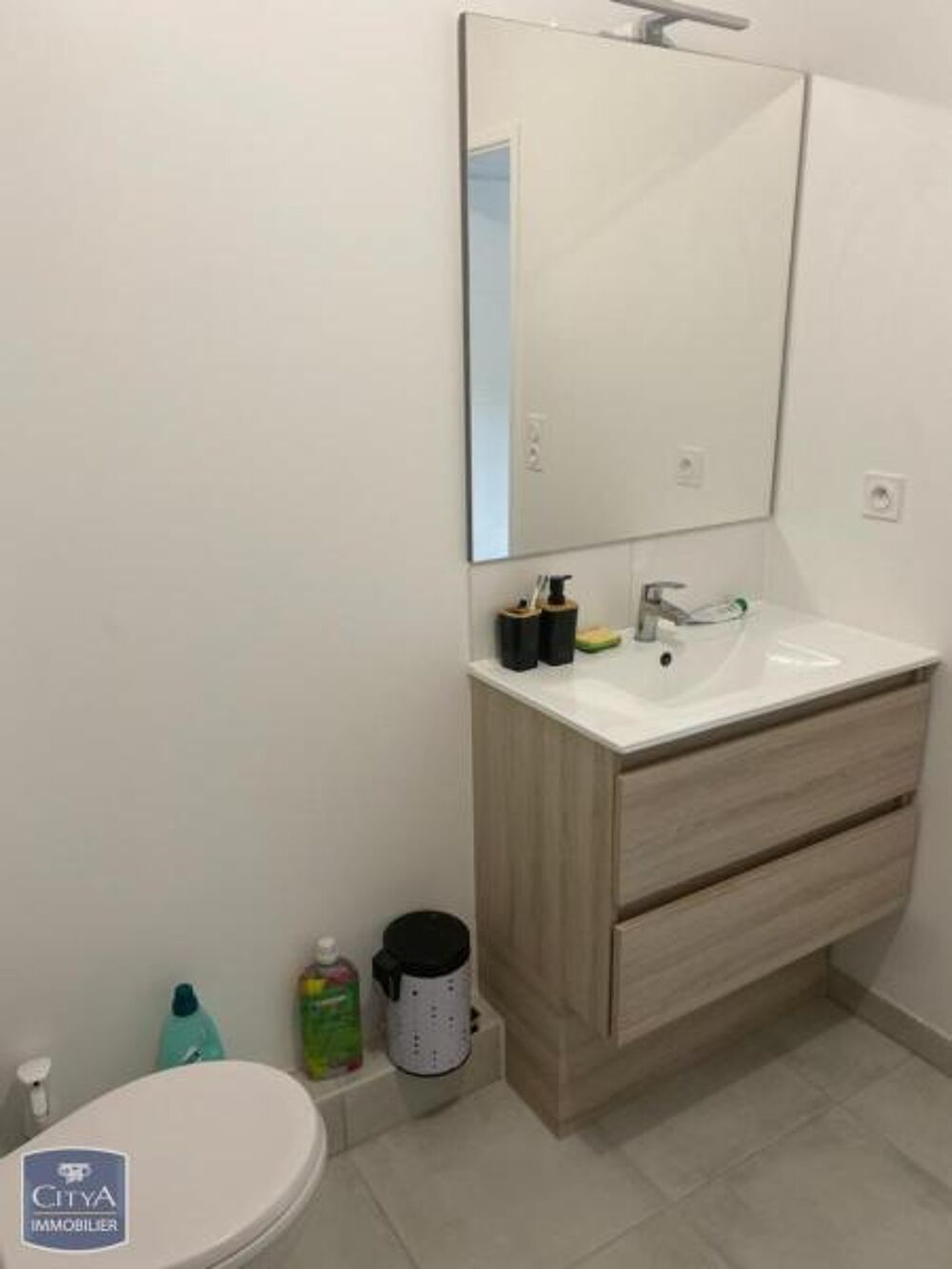 NON MEUBLE - STUDIO AVEC TERRASSE SECTEUR PRES D'ARENES ....