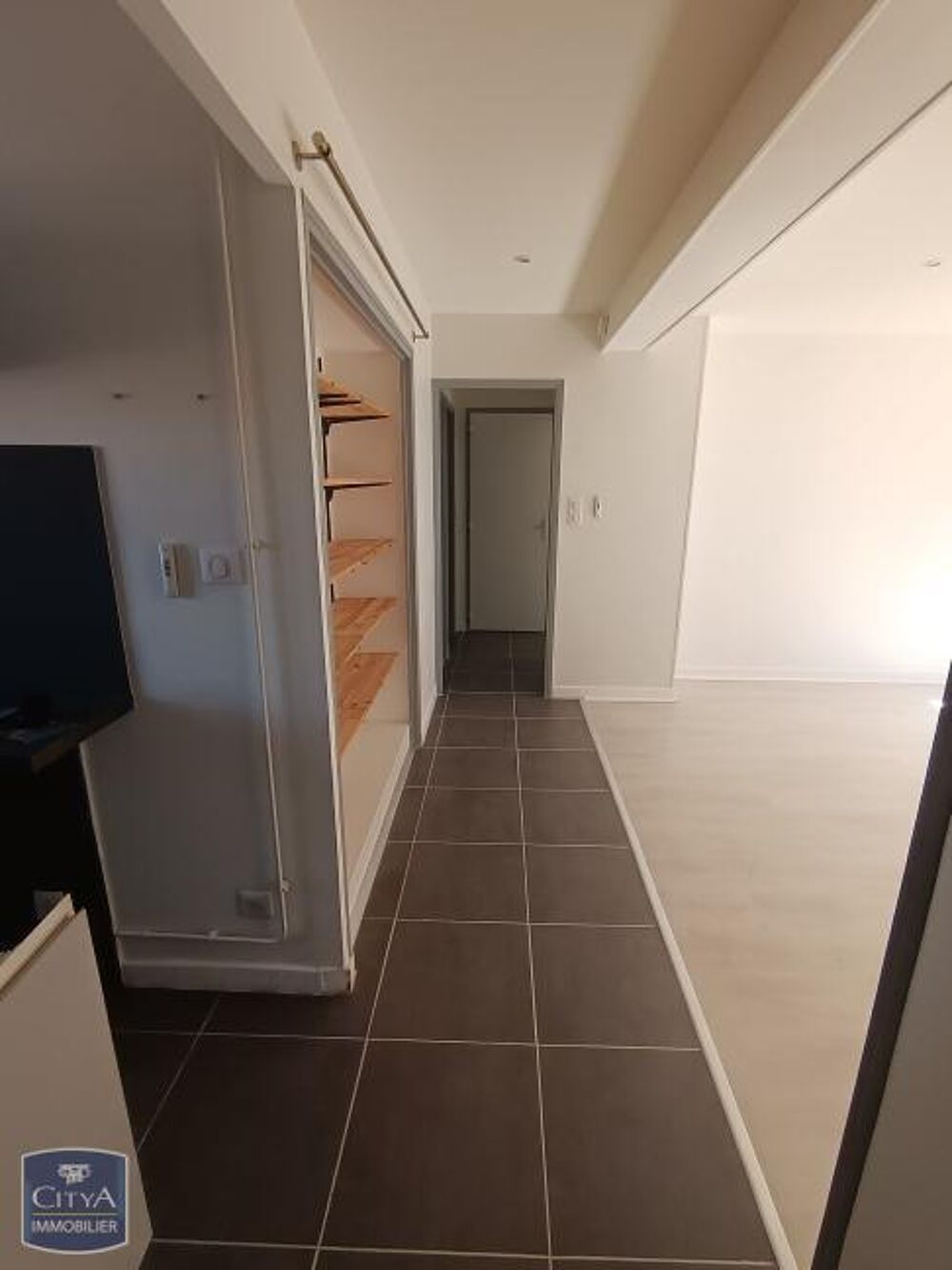 sud ; Une cuisine aménagée et équipée ; Deux chambres ; ....