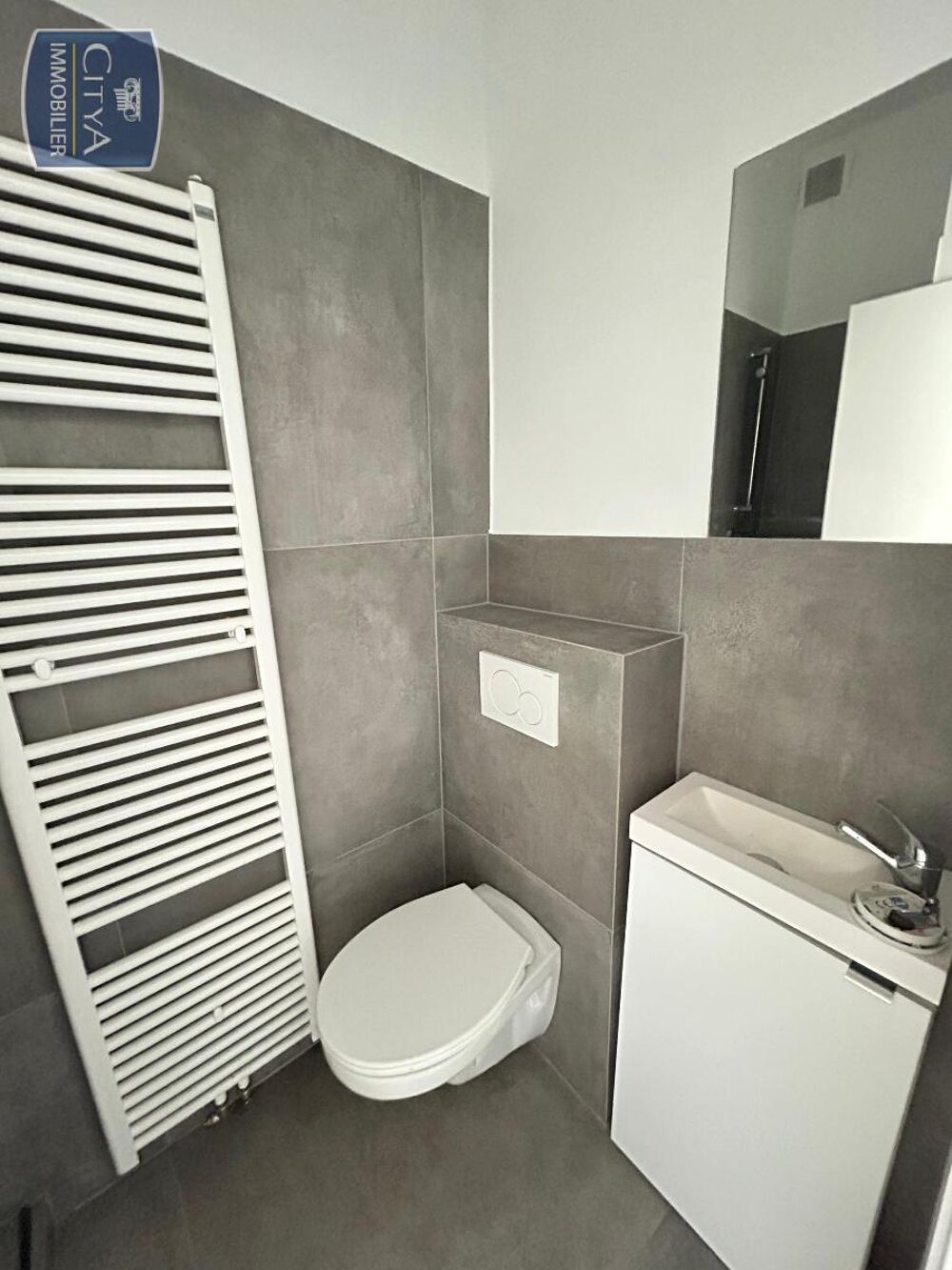 À louer : Appartement rénové T1 situé à Charleville-Mézi....