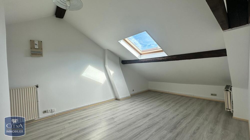 À LOUER : Appartement T2 au dernier étage à Reims Situé ....