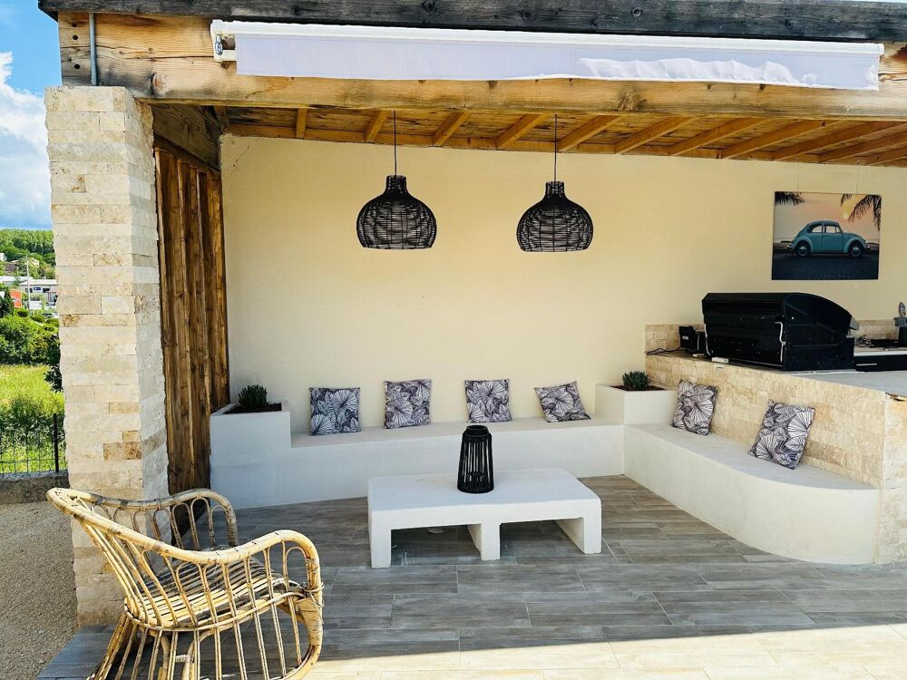Cette villa de 136 m² F5, limitrophe par la rue entre Sa....