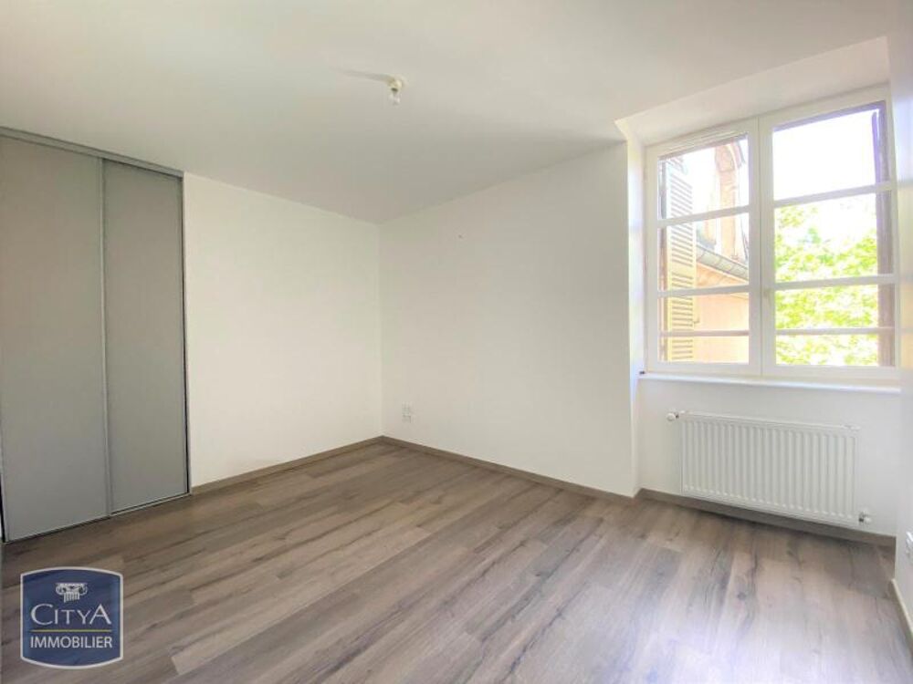 À LOUER : Appartement T5 situé à Mâcon, offrant un cadre....