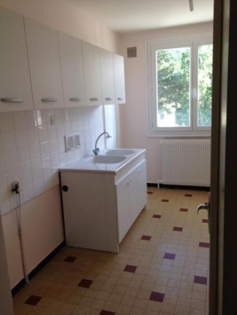 F3 avec balcon dans copropriété centre ville -quartier J....