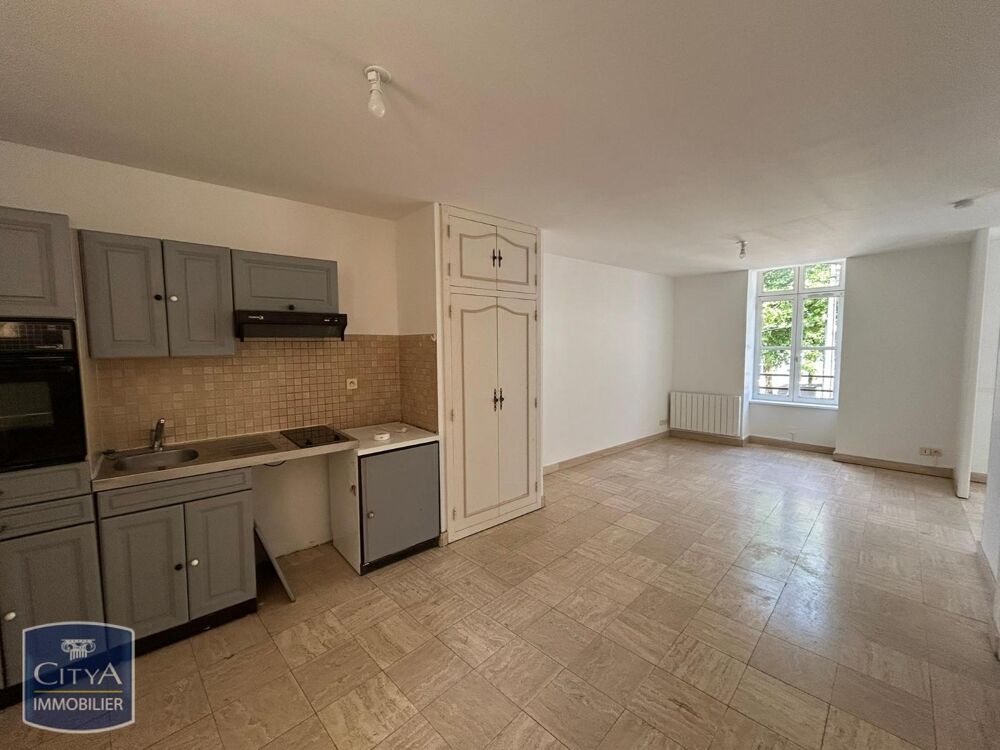 À LOUER : Appartement ancien T2 situé à Laval, dans le d....