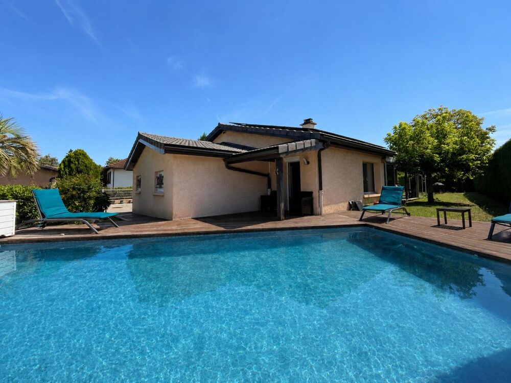 Agréable villa de plain-pied sans travaux avec piscine -....