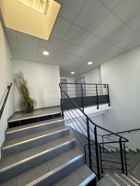 Saint Maximin - Local en zone commerciale au 1er &eacute;tag... 1321 83470 St maximin la ste baume