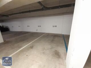  Parking / Garage à louer 