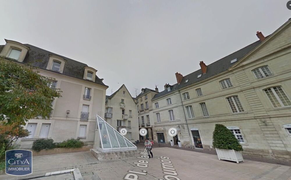 VIEUX TOURS A 2 pas de la Place Plumereau, des commerces....