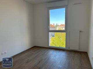  Appartement à louer 4 pièces 74 m²