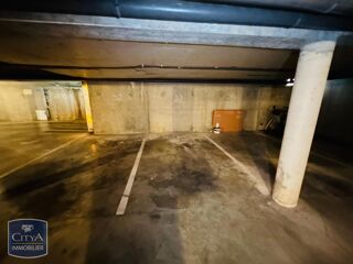  Parking / Garage à louer 