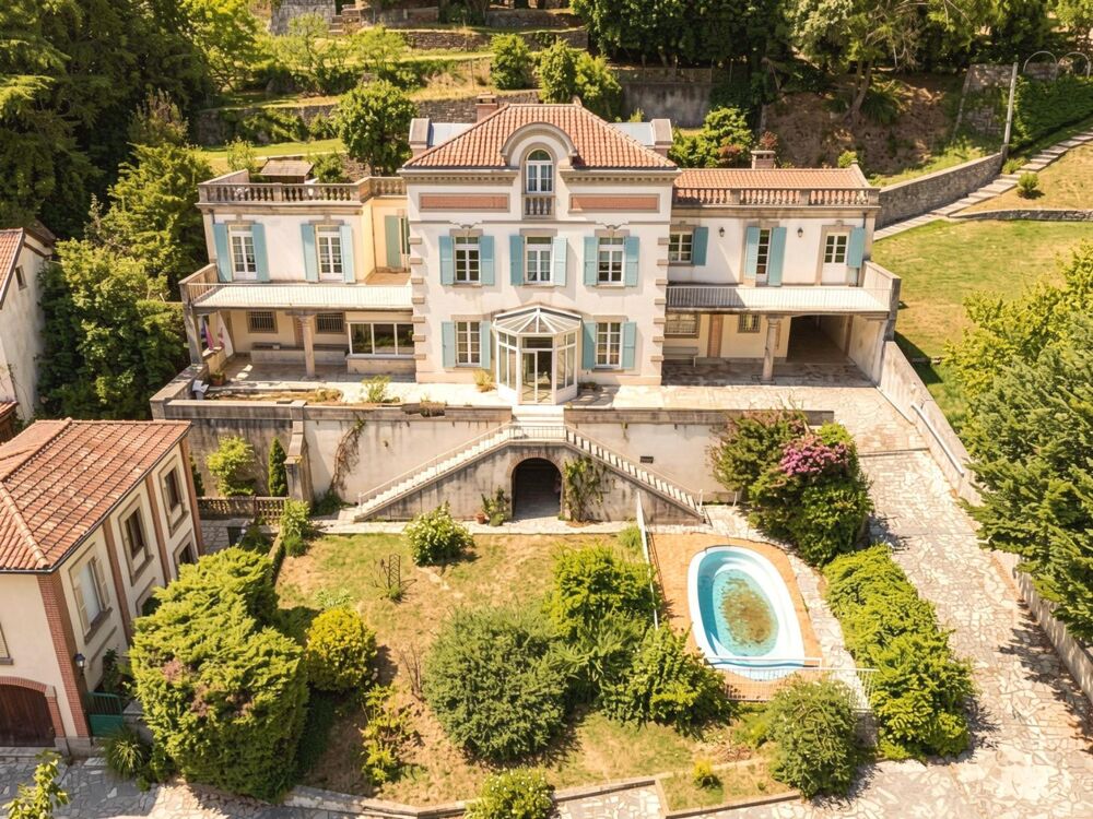 VALS LES BAINS à 10 minutes d'AUBENAS : Maison de maître....