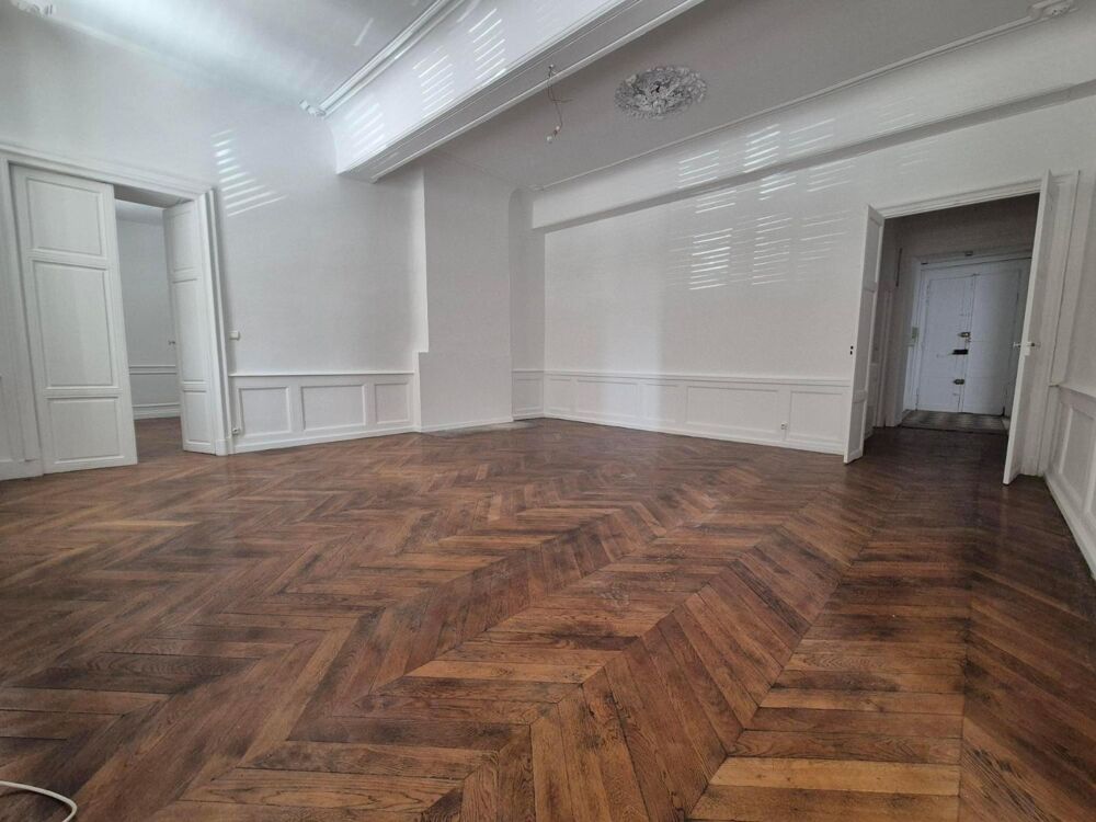 Appartement T5 situé Place Saint Etienne à MACON, compre....