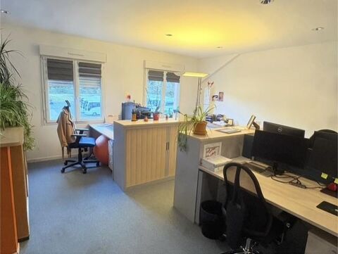 Saint - Maximin - Local de 168.29 m&sup2; dans une zone co... 2875 83470 St maximin la ste baume