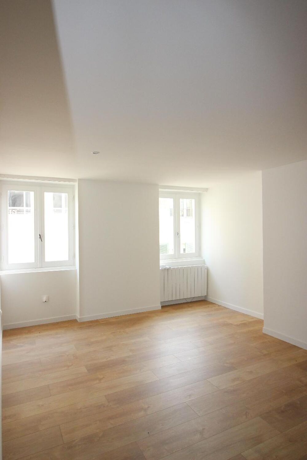 Venez découvrir cet appartement entièrement rénové niché....