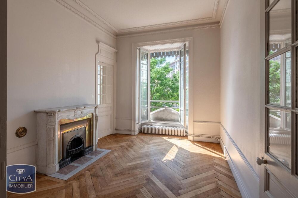 A LOUER // APPARTEMENT T5 AVEC VUE SUR LA PLACE DES JACO....