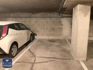  Parking / Garage à louer 