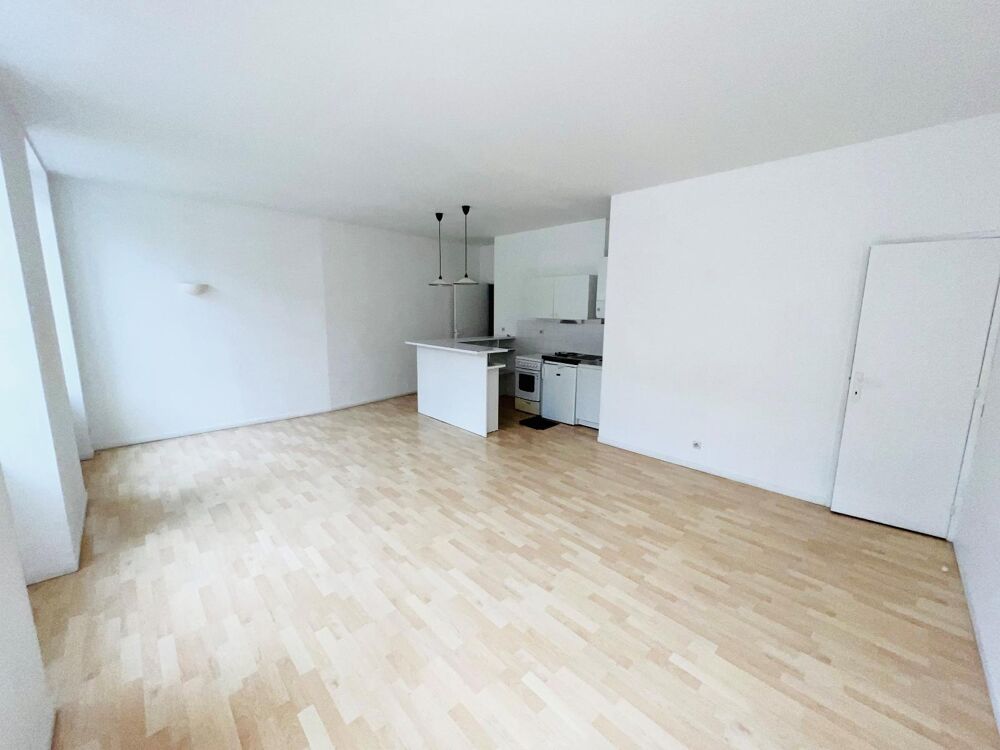 Appartement T3 situé rue Franche à MACON, comprenant ; u....