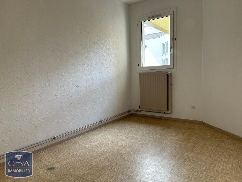 Au premier étage, un appartement comprenant une entrée, ....