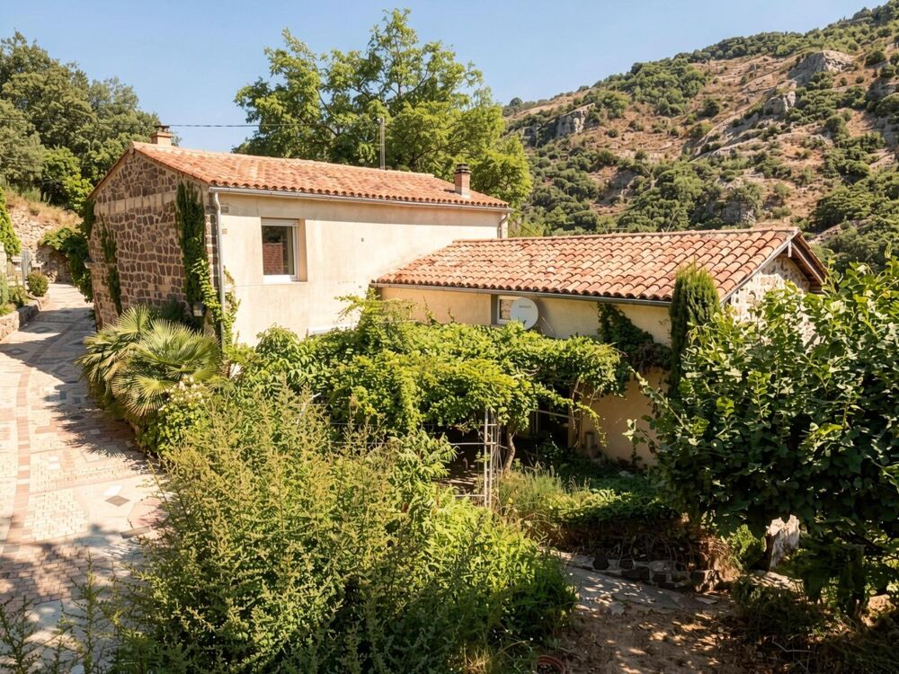 À MEYRAS, à seulement 25 minutes d'AUBENAS, découvrez un....