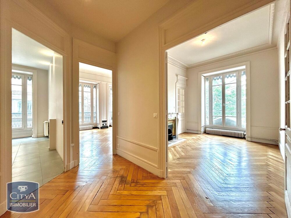 A LOUER // APPARTEMENT T5 AVEC VUE SUR LA PLACE DES JACO....
