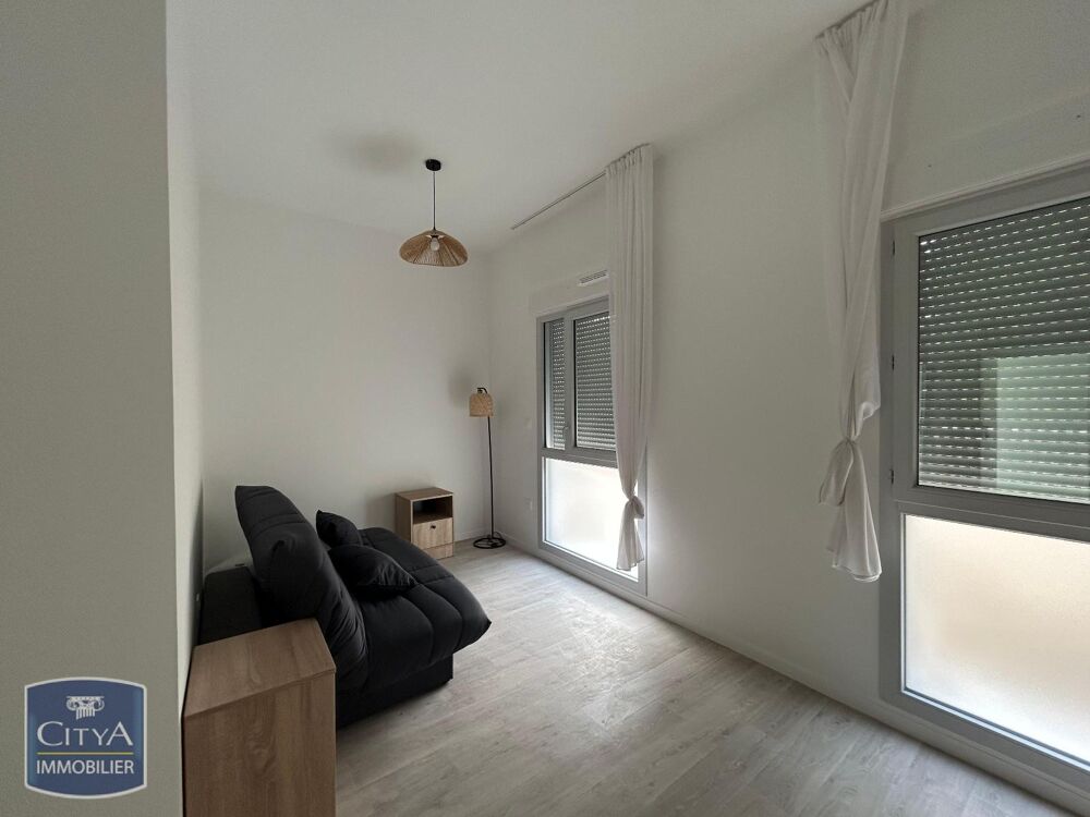 À louer, agréable studio situé au rez-de-chaussée de la ....