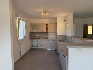  Appartement à louer 3 pièces 82 m²