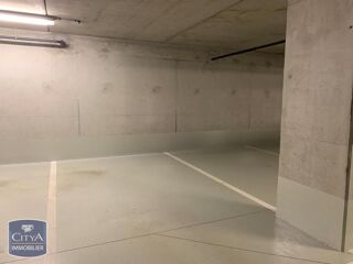  Parking / Garage à louer 