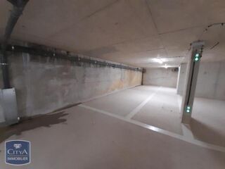  Parking / Garage à louer 