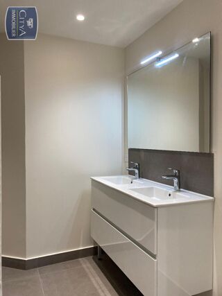  Appartement à louer 3 pièces 110 m²