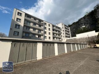  Parking / Garage à louer 