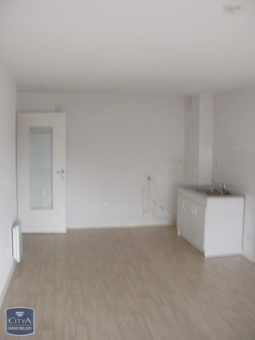 TRELAZE - APPARTEMENT 2 PIÈCES AVEC TERRASSE À louer à T....