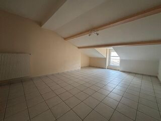  Appartement à louer 4 pièces 77 m²