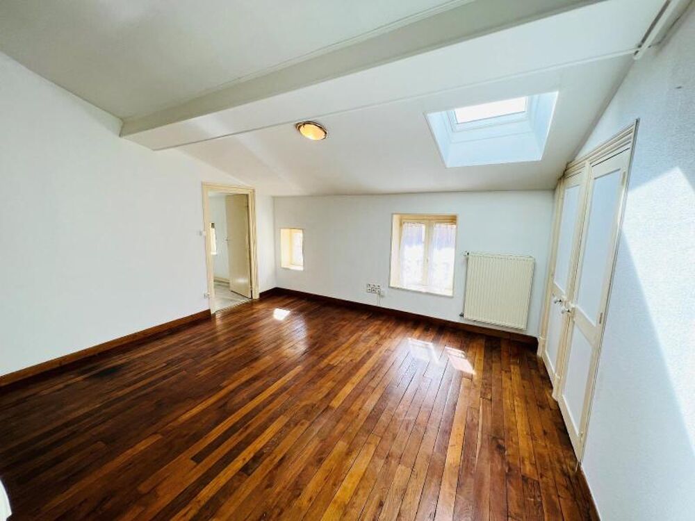 Venez découvrir cet Appartement T3 situé rue Saint Nizie....