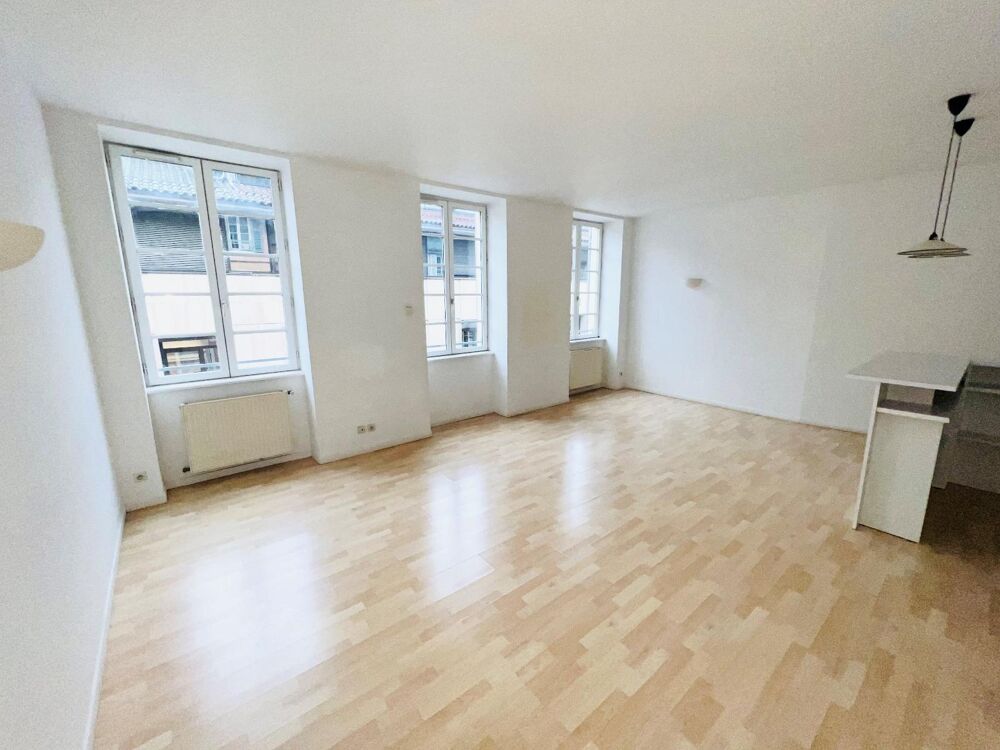 Appartement T3 situé rue Franche à MACON, comprenant ; u....