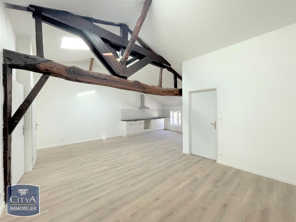 COUTRAS - T3 SPACIEUX RENOVE AVEC CLIM ! Situé dans la c....