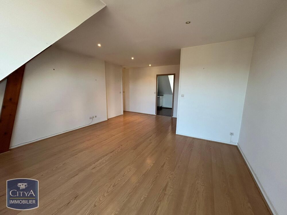 Découvrez cet appartement T5 d'une superficie généreuse ....