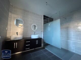  Appartement à louer 3 pièces 77 m²