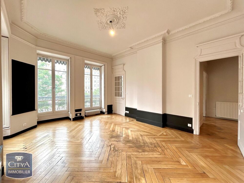 A LOUER // APPARTEMENT T5 AVEC VUE SUR LA PLACE DES JACO....