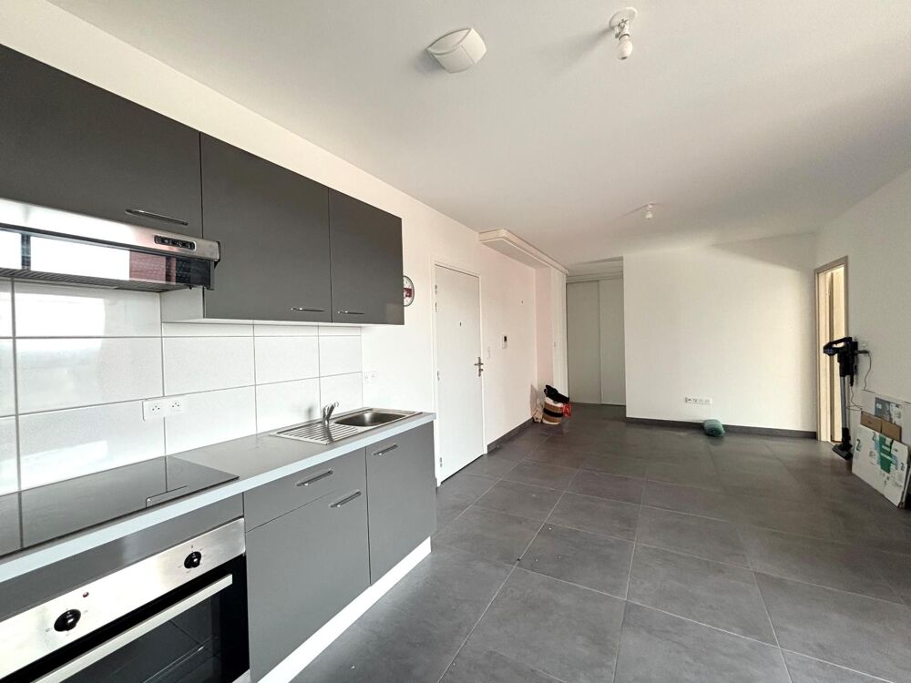 À LOUER (PLUS DE PHOTOS A VENIR) : Appartement entièreme....