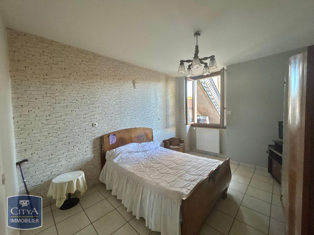 Loyer de 645,00 euros par mois charges comprises dont 15....